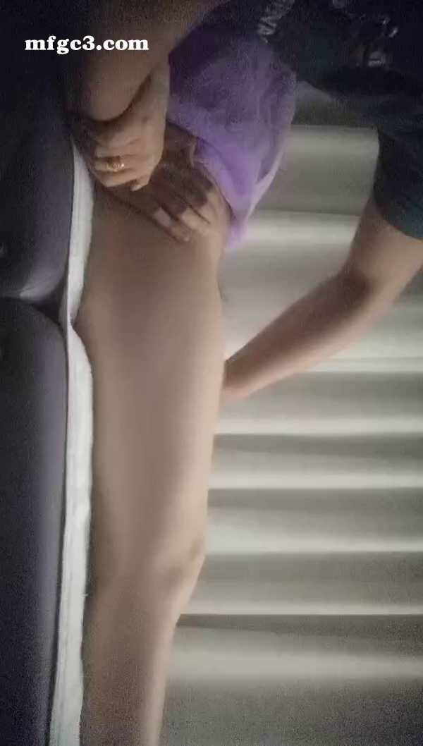 【女子保健】SPA养生馆，偷拍骚女全身按摩，特写镜头扣多毛骚穴，搞得高潮浪叫，按摩床上来一发.mp4