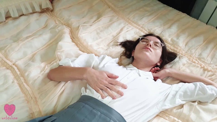 Cute schoolgirl pleases herself by rubbing her tight little pussy with a vibrator with fingering.mp4
