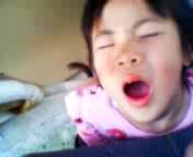 4歳児に顔sheをxie帯でcuoying②.3gp