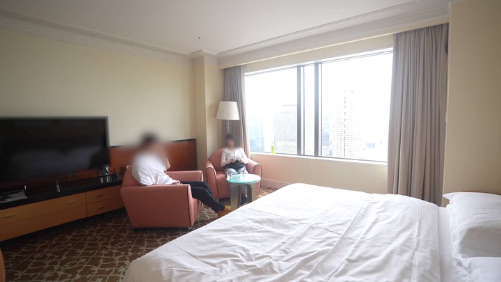 雄 -YUU- 彼氏持ち、人妻、お母さんをNTR_S01E15_【「私の裸見せるの、雄さんが初めてです」9ヶ月後に入籍を控えた婚約者ちゃんが決意の密会】（1時間50分）  飲食店でアルバイトとして.mp4