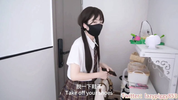 「lazypiggy懶懶豬」《甜美游戏陪玩》，女陪玩玩到一半被强行推倒插入，无套内射白虎嫩穴.mp4