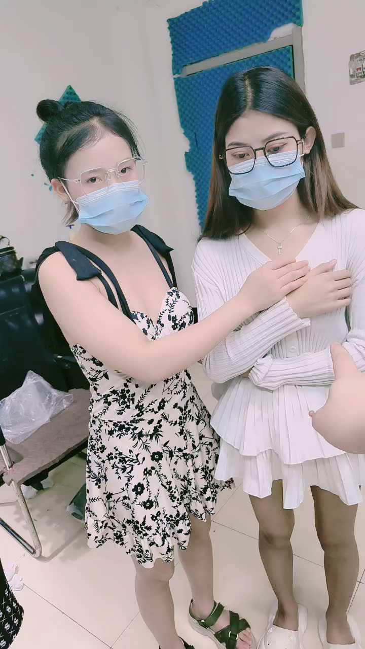 【超顶❤️媚黑淫趴】黑白配✨ 5.16 小伙带着白嫩眼镜女友参加淫趴 被黑鬼无情输出 心疼不已 肉棒太粗了.mp4