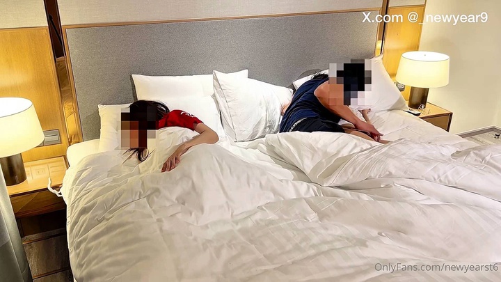 泰国淫欲小只马【newyearst6】OF私拍 3人同窗和闺蜜男朋友偷情无套内射被完全填满了！高清1080P原版首发.mp4