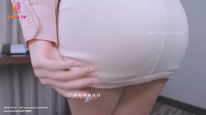 【偷食男女】公司偷情灌满同事姐姐上下两个小嘴，操遍每个角落，口足插全套淫乱