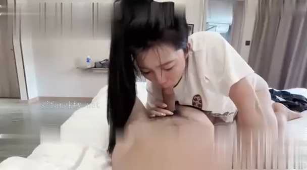 “强推”操哭黑森林反差婊，她最近忙，不能经常见_2023-08-10_15-35-52.mp4