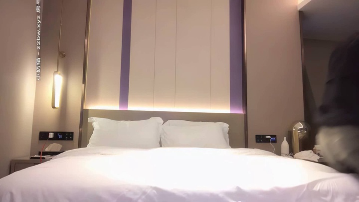 【AI高清2K修复】小宝寻花黑靴牛仔裤笑起来甜美妹子，舌吻舔弄奶头按头口交，上位骑坐侧入抽插大力猛操(1).mp4